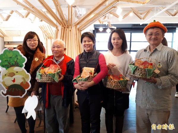 新竹縣芎林鄉推出「橘利一家人」的柑橘禮盒進軍新竹科學園區，在手編竹籃達人手作的竹籃裡，可一次吃到9種柑橘和1瓶香桔醬。（記者洪美秀攝）