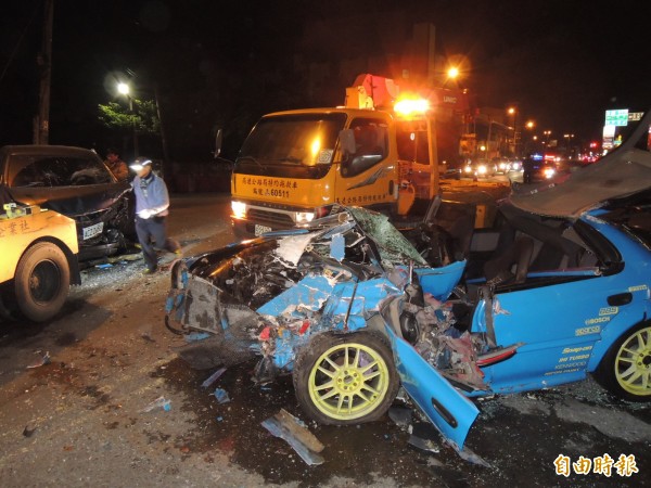 屏東市建國路12日晚間發生自小客車對撞車禍，造成1死4傷，肇事藍色自小客車嚴重變形，現場一片狼籍。（記者李立法攝）