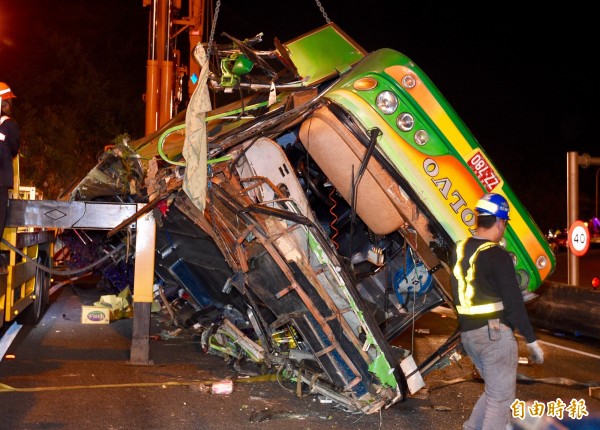 發生在去年2月14日德蝶戀花遊覽車國道翻車，造成33死的悲劇，讓國人印象深刻，民眾認為是去年最重要的消費新聞。（資料照，記者羅沛德攝）