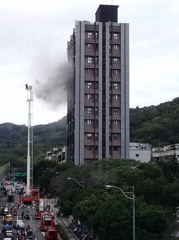 台北捷運劍南路站附近，於今天（13日）下午5時許，傳出有一棟大樓發生火災。（圖擷自爆料公社）