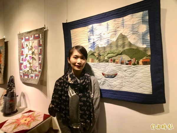 拼布教師蕭妘羽在淡水馬偕街的小禮堂舉辦個展「練習曲」，展示多幅布飾作品、手作包包。（記者陳心瑜攝）