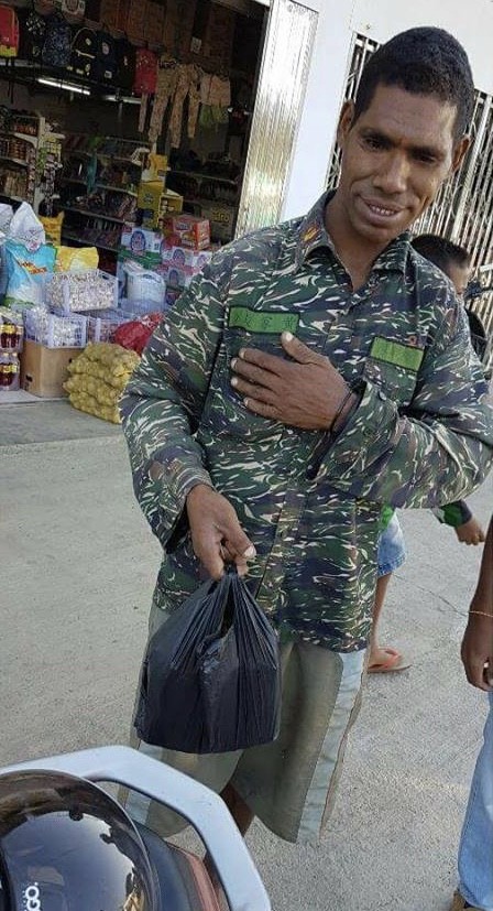 攝影師吳建衡分享自己在東帝汶民主共和國遇到陸戰隊士官黃家駿。（圖擷取自吳建衡 ED Wu Photography 臉書專頁）