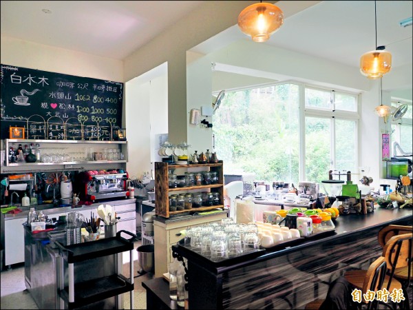 廣英國小原有的飯廳，森優將其中一部分闢作咖啡廳。
（記者陳鳳麗攝）