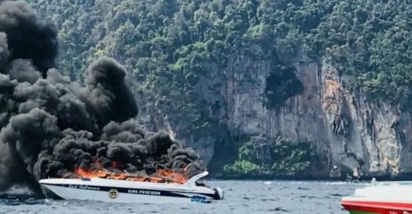 當地時間14日早上11點10分左右，在泰國PP島附近海域發生快艇爆炸意外，船上當時載有5名泰國人及27名中國遊客。（翻攝自微博）