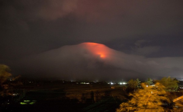 昨晚馬永火山口流出岩漿，照亮夜空成橘紅色，引起菲律賓政府注意，緊急疏散近萬人。（美聯社）