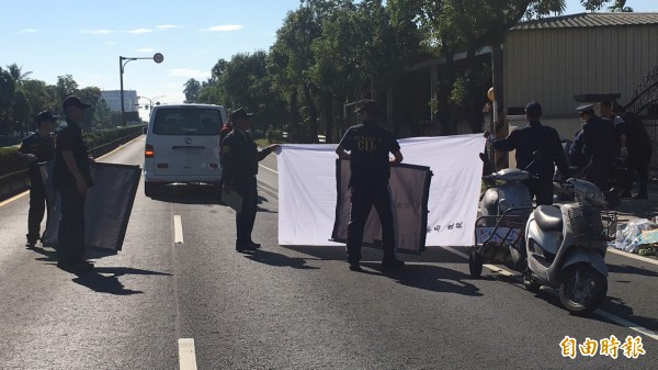 屏東內埔鄉今天上午發生一起死亡車禍！撿回收阿伯遭後方吊車輾斃。（記者邱芷柔攝）