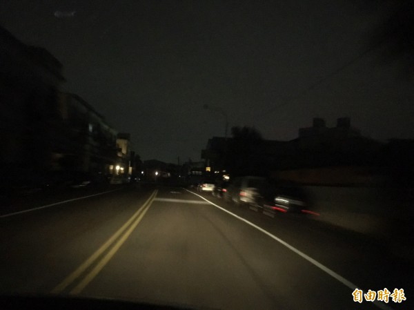 斗六市保長路昨天晚間路燈未亮，一片黑暗。（記者林國賢攝）