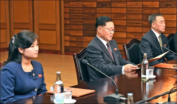 北韓領導人金正恩的舊情人、「牡丹峰樂團」團長玄松月（左1）。（美聯社）