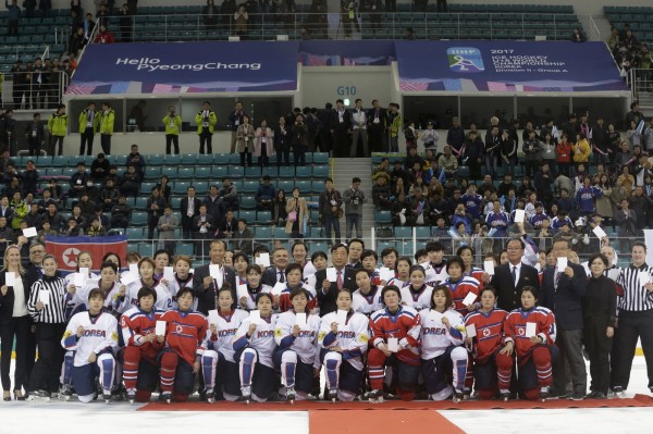 兩韓將共組女子冰球隊參加平昌冬奧，不過南韓冰球協會官員對此表達不滿。圖為2017年世界U18冰球錦標賽兩隊合影。（美聯社）