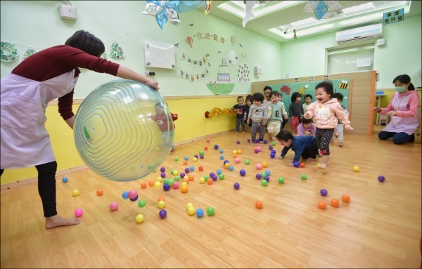 少子化威脅，各級政府祭出幼教補助政策，教育團體質疑，幼教補助恐反而推升了私幼價格。（資料照）