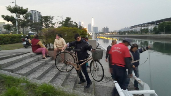 吳俊昱（中）撈起贓車。（記者黃旭磊翻攝）