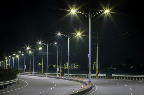 高鐵田中站附近大社南路LED路燈，黑夜中注入美麗的元素，街道視覺很美。（圖縣府工務處提供）
