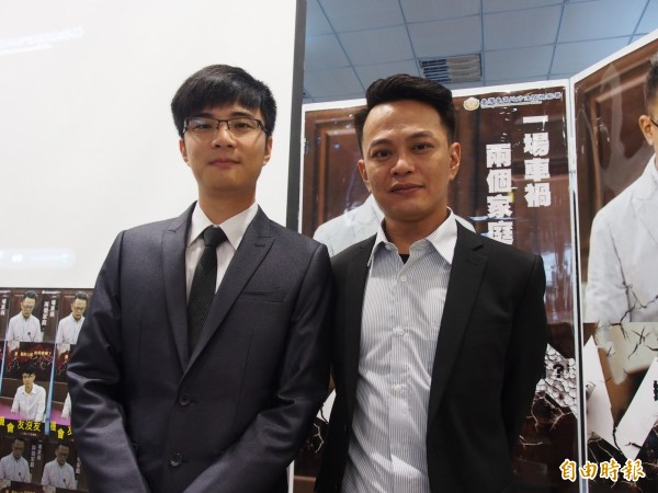 台東地檢署員工陳銘先（右起）、劉懿在「機會友沒友」微電影中擔綱男主角。（記者王秀亭攝）