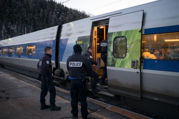 一輛從義大利前往法國的火車車頂上，驚見一名男性焦屍。（圖擷自The Local）