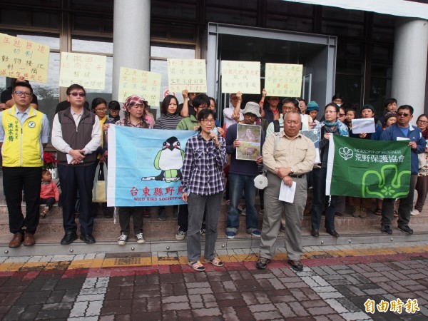 台東環保團體今天上午到縣府陳情，盼暫緩知本溼地光電開發。（記者王秀亭攝）