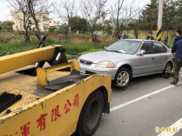 銀色小客車遭註銷車牌卻持續使用，被停車管理系統逮到後，被拖車、拆牌。（記者陳昀攝）