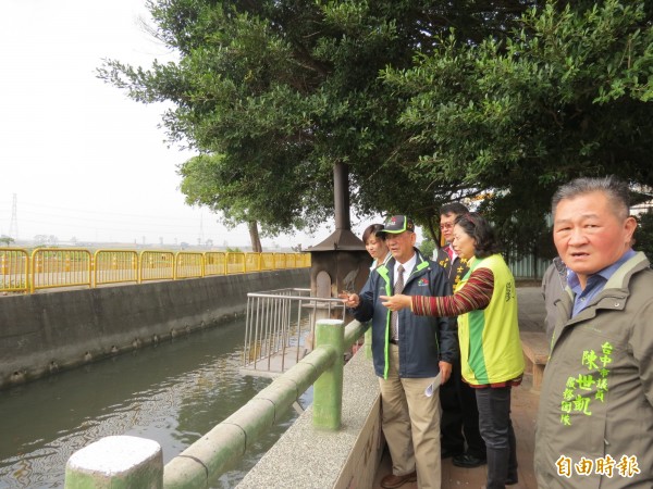 副市長林陵三視察大肚磺溪書院附近兩條大排，住戶反映希望市府要清淤及整治，水利局承諾汛期前完成（記者蘇金鳳攝）