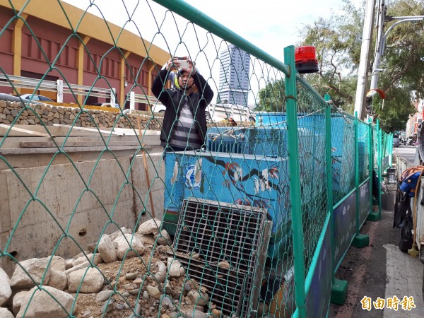 新竹市議會市政監督小組前往新竹公園與動物園了解工程進度與施工情形，要求市府控管品質和時程，工程也應更透明化。（記者洪美秀攝）