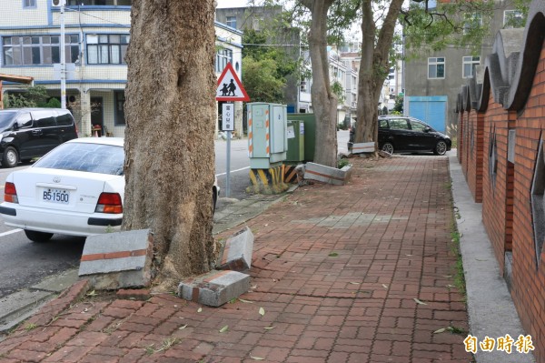 後庄國小分校預定地外圍人行道毀損多凹陷，植栽隆起破壞人行磚道。（記者鄭名翔攝）