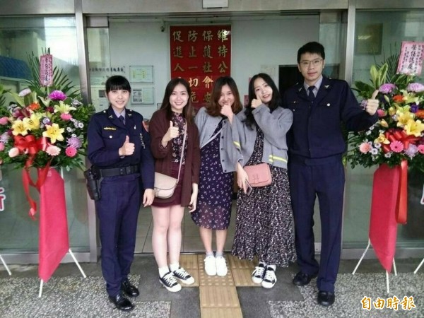 新北市警局金山分局野柳派出所警員韓淳羽(左一)獲知韓籍朴姓女遊客(左二)搞丟手機,與所長陳思帆(右一)合力替她追回,朴女失而復得後與同行夥伴開心在派出所前合影。(記者林嘉東攝) 新北市警局金山分局野柳派出所警員韓淳羽(左一)獲知韓籍朴姓女遊客(左二)搞丟手機,與所長陳思帆(右一)合力替她追回,朴女失而復得後與同行夥伴開心在派出所前合影。(記者林嘉東攝)