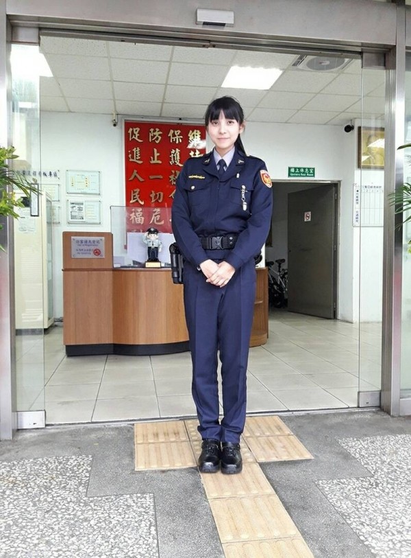 新北市金山警分局野柳派出所正妹女警韓淳羽,警專34期,去年年6月畢業,10月分發野柳所服務。(記者林嘉東翻攝) 新北市金山警分局野柳派出所正妹女警韓淳羽,警專34期,去年年6月畢業,10月分發野柳所服務。(記者林嘉東翻攝)
