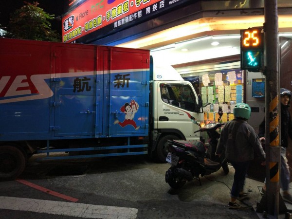 貨車手剎車沒拉，一路滑，撞進手機行，波及2輛機車。（記者魏瑾筠翻攝）