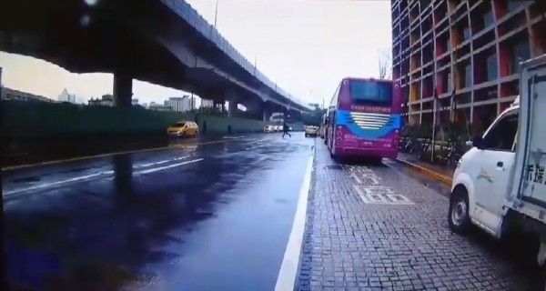 民眾的行車紀錄器拍下林嫌開槍後跑向計程車的身影。（記者王冠仁翻攝）