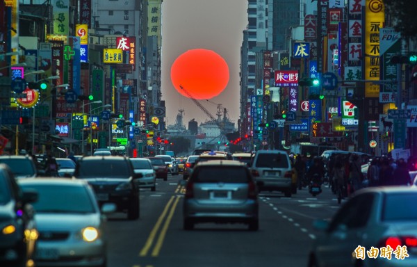 高雄青年路的「懸日」奇景。（資料照，記者張忠義攝）