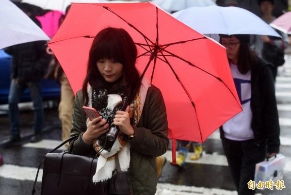 受南方雲系及東北季風影響，今全台有雨，吳德榮說，明起中南部逐漸轉晴，但北台灣仍為濕涼的天氣型態。（資料照，記者簡榮豐攝）