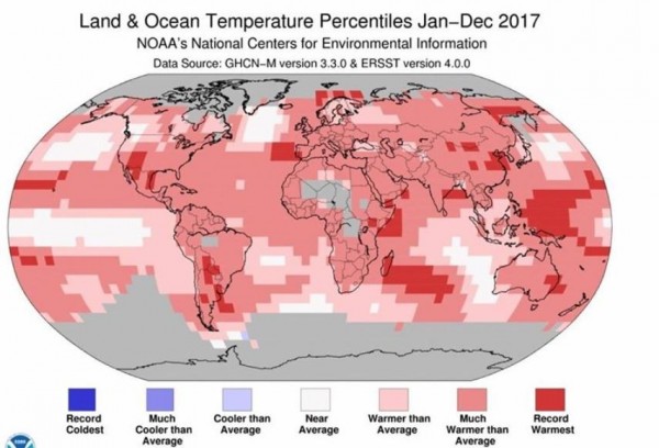 2017年是非聖嬰現象影響下，有現代分析以來最暖的一年，圖中所示深紅色區塊，均為創高溫紀錄的地區。（擷取自鄭明典臉書）