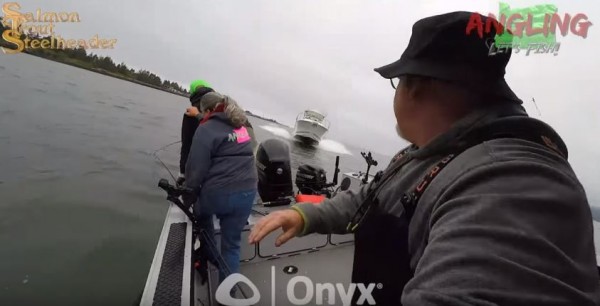 美國奧勒岡州3名釣客開船捕魚,卻見到一艘大船直直向他們撞來。(圖擷自YouTube) 美國奧勒岡州3名釣客開船捕魚,卻見到一艘大船直直向他們撞來。(圖擷自YouTube)