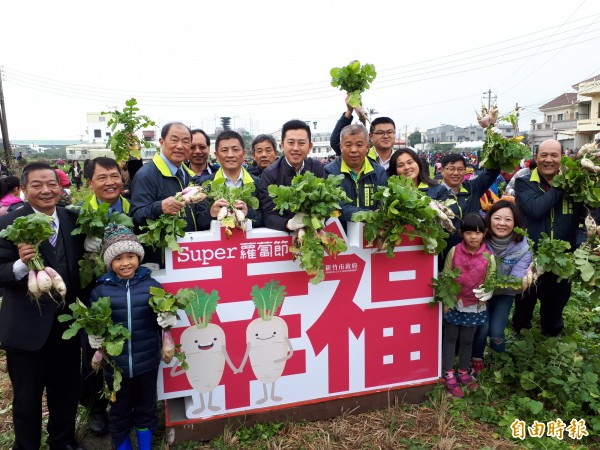 新竹市政府舉辦super蘿蔔節活動，市長林智堅與2千多名民眾一起體驗拔蘿蔔的樂趣。（記者洪美秀攝）