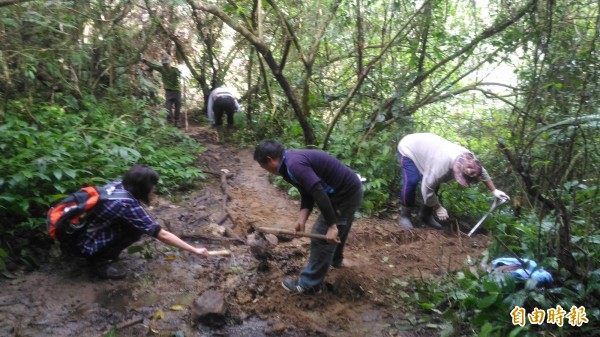 苗栗縣社區大學古道守護志工隊，投入鳴鳳山延平古道清理維護。（記者張勳騰攝）