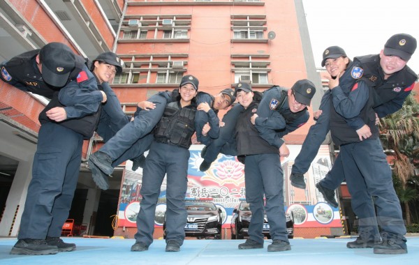 憲兵反制應變小組的女性組員訓練紮實，可輕鬆扛起男組員。（圖：軍聞社提供）。