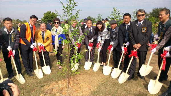 國際扶輪社三四六一地區在中科后里園區舉辦植樹活動，為愛護地球盡一份心力。（洪慈庸服務處提供）