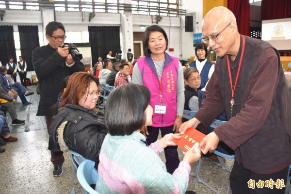 佛教正覺同修會及正覺教育基金會舉辦「雪中送炭」活動，為獨居弱勢長者、特困低收入戶及清寒戶家庭等送上及時的資助與關懷。（記者李容萍攝）