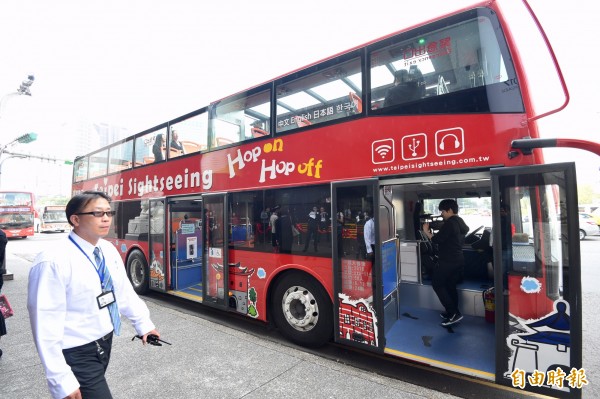 台北市的雙層觀光巴士上路滿周年，22日起釋出本國籍旅客優惠措施。（資料照，記者羅沛德攝）