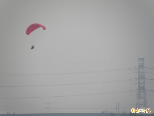 雲嘉濁水溪上空出現拖曳傘，民眾捏把冷汗。（記者陳燦坤攝）
