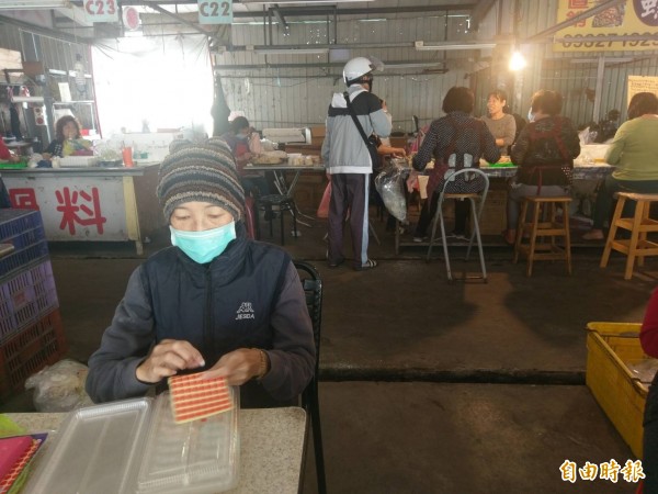 女童媽媽開完刀後剛出院，就拖著虛弱的身體到市場工作，在水餃盒上做記號。（資料照，記者黃文瑜攝）