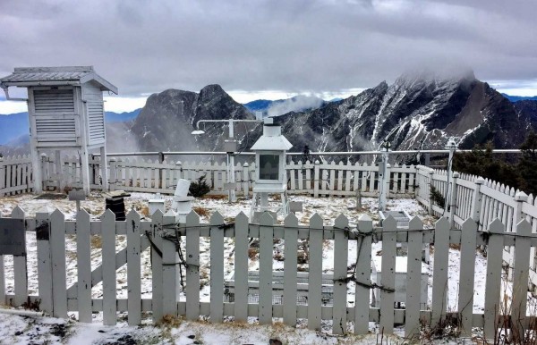 玉山因低溫加上足夠的水氣及濕度，今日再度降雪。（記者謝介裕翻攝）