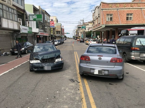 嫌犯駕駛偷來的贓車（右）企圖逆向逃逸，卻撞上迎面駛來的小客車（左），幾乎將車頭撞毀。（記者陳昀翻攝）