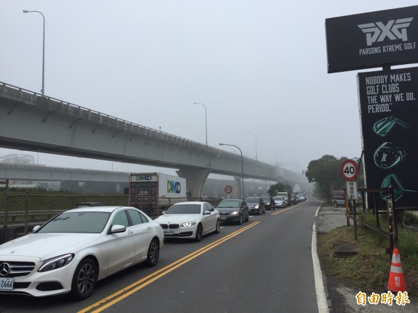 八德一路是往返蘆竹、林口的捷徑，但雙向兩車道只有6公尺寬，尖峰時段容易塞車。（記者陳昀攝）