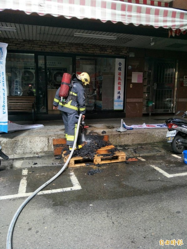 警消到場撲滅火勢。（記者曾健銘翻攝）