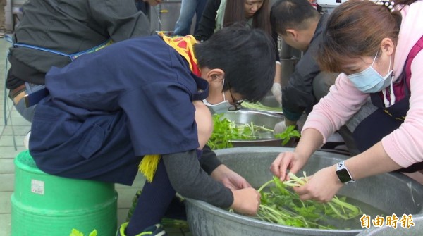 台中市軍功國小的幼童軍幫忙洗菜。（記者陳鳳麗攝）