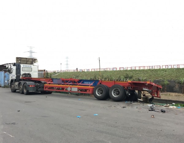 台中蔡姓男子駕駛自小客車，昨天凌晨在龍井撞上停在路邊的半聯結車，造成2死1重傷，強大撞擊力將車子後方都撞到偏移。（記者陳建志翻攝）