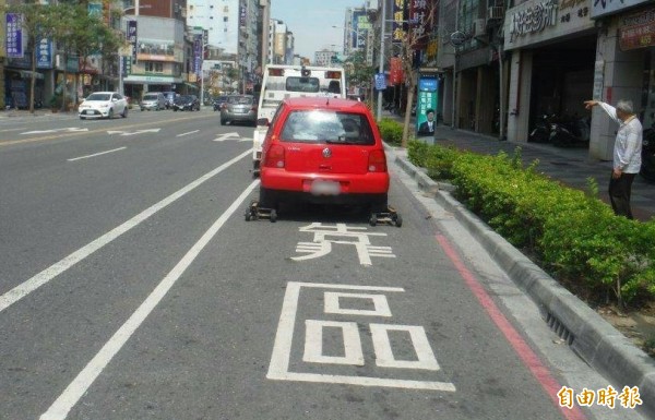 汽機車在公車停靠區違停，常造成事故發生，交通部除提高罰則，還計畫科技執法。示意圖（資料照）