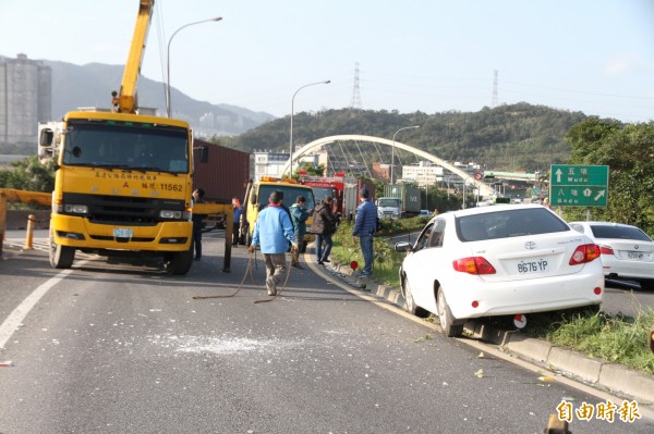 廖姓婦人衝上分隔島撞倒路燈，差點衝進對向車道（記者吳昇儒攝）