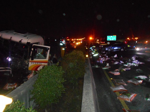 國道1號彰化路段今天清晨傳出連環車禍，聯結車滿載的肥料撒滿國道，釀成5人受傷。（記者湯世名翻攝）