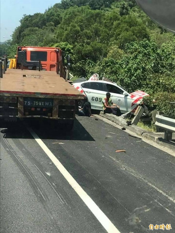 國道警察陳啟瑞在去年8月於國道執勤戒護拋錨車輛時，慘遭後方板車追撞死亡。圖為警車當時被拖板車追撞衝進路肩。（記者蔡彰盛攝）