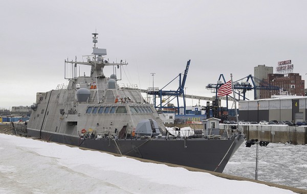 一艘美國新銳瀕海戰鬥艦「小石城號」，因天氣嚴寒，航道冰封，受困在加拿大蒙特婁港口，恐需等到3月航道解凍才能返美。（美聯社）